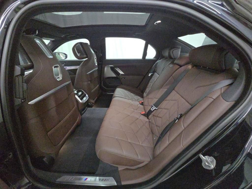 Used 2023 BMW 760i xDrive w/ Parking Assistance Package AWD/4WD image 15