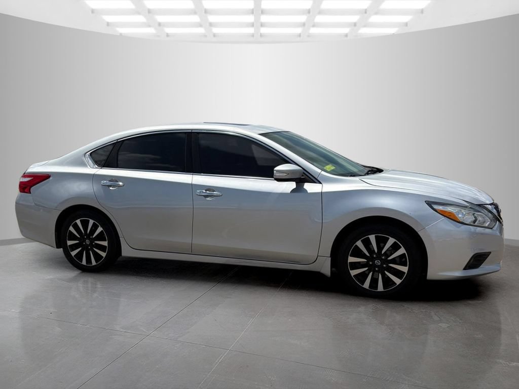 Used 2017 Nissan Altima 2.5 SV w/ Convenience Package FWD image 2