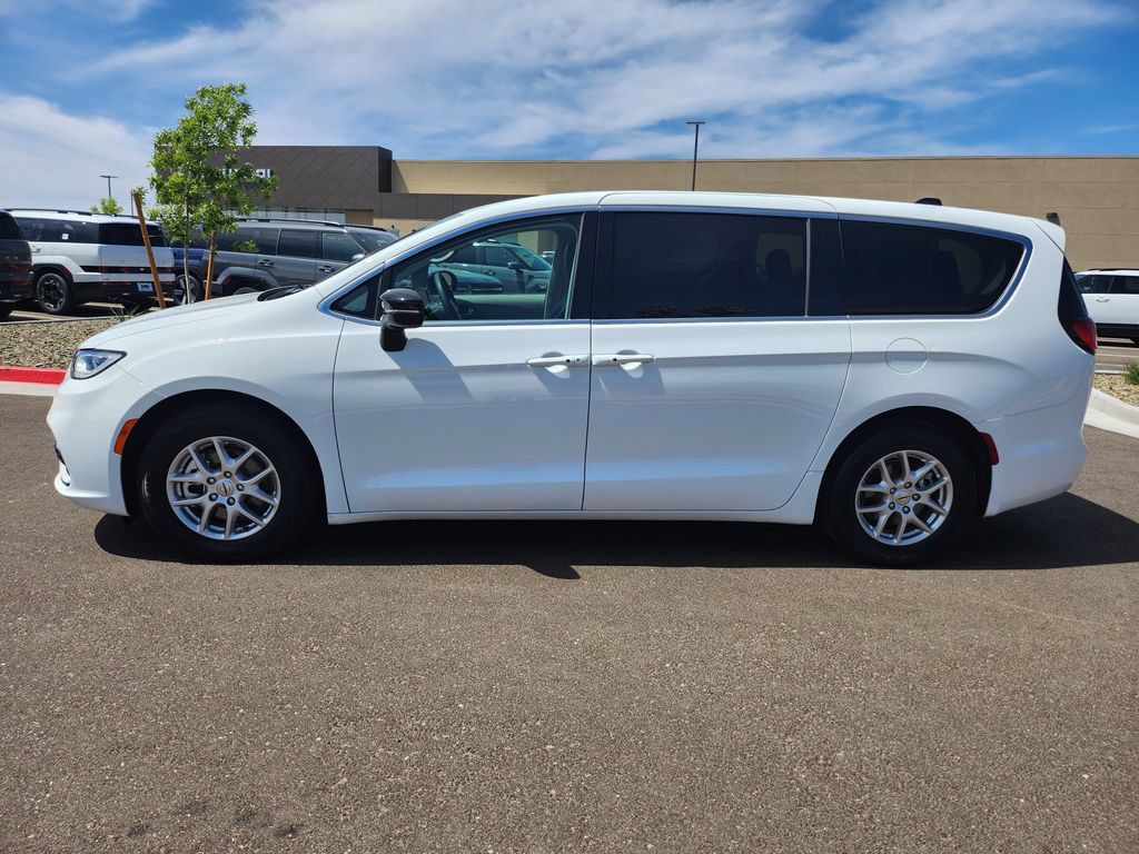 Used 2024 Chrysler Pacifica Touring-L FWD image 9