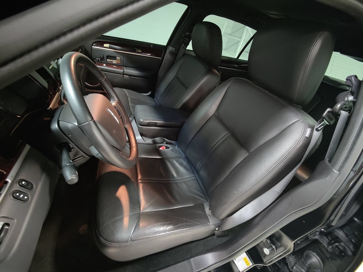 Used 2011 Lincoln Town Car Executive L RWD image 31