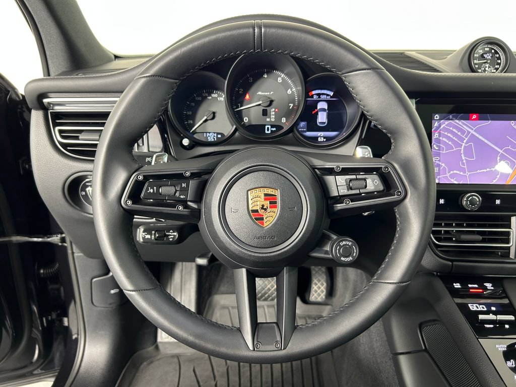 Certified 2025 Porsche Macan AWD/4WD image 17