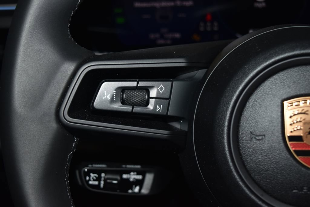 Certified 2025 Porsche Macan Electric image 10