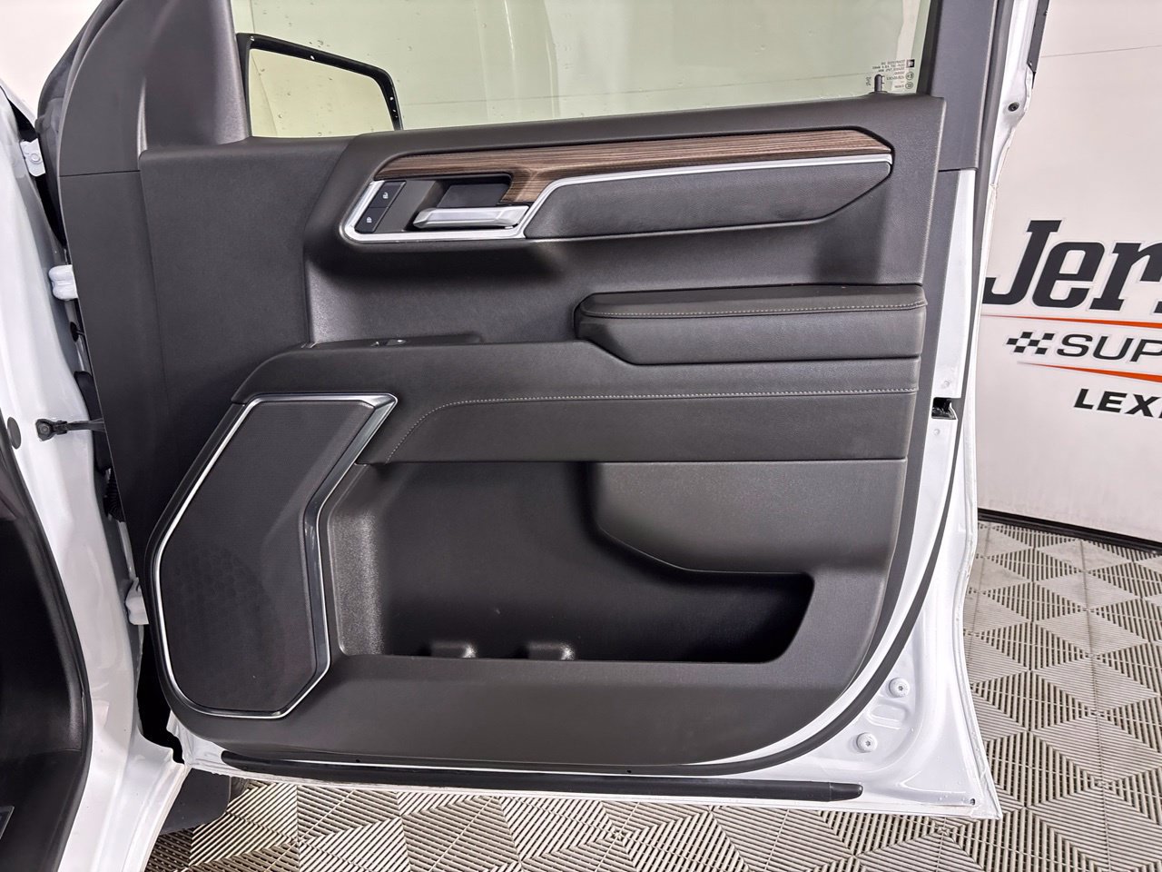 Used 2024 Chevrolet Silverado 1500 LT AWD/4WD image 28