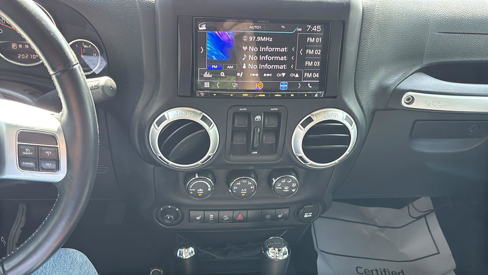 Used 2017 Jeep Wrangler Unlimited Rubicon AWD/4WD image 32