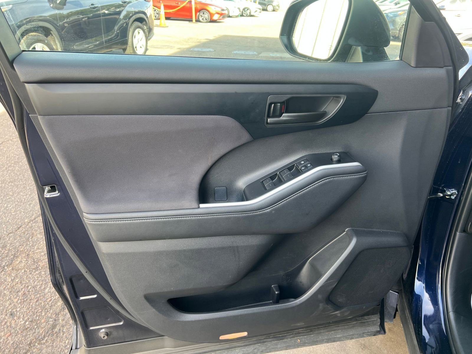 Used 2025 Toyota Highlander LE image 20