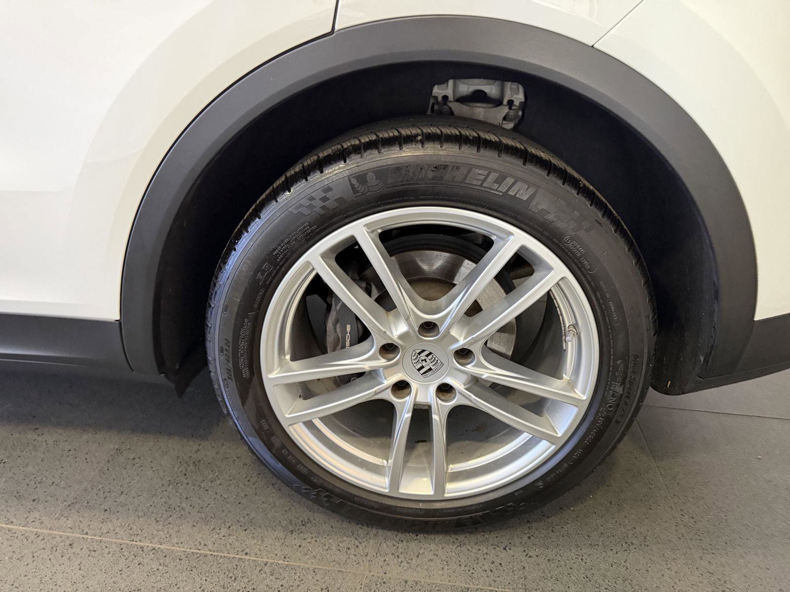 Certified 2023 Porsche Cayenne Platinum Edition image 11