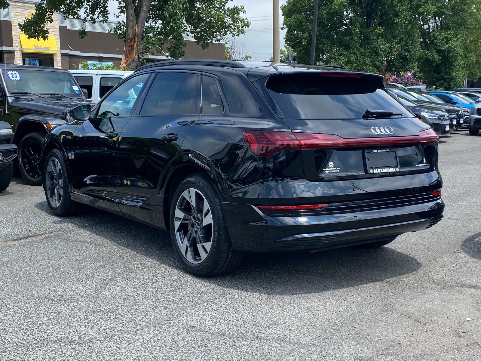 Used 2022 Audi e-tron Premium w/ Convenience Plus Package AWD/4WD image 4