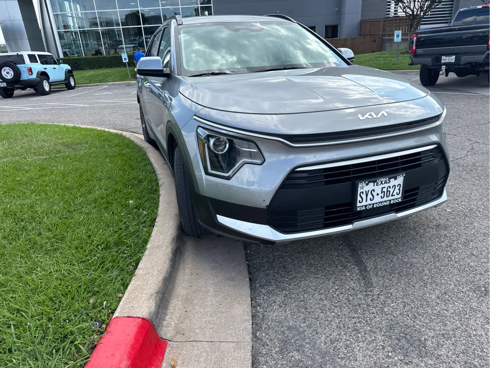 Used 2023 Kia Niro EX image 3