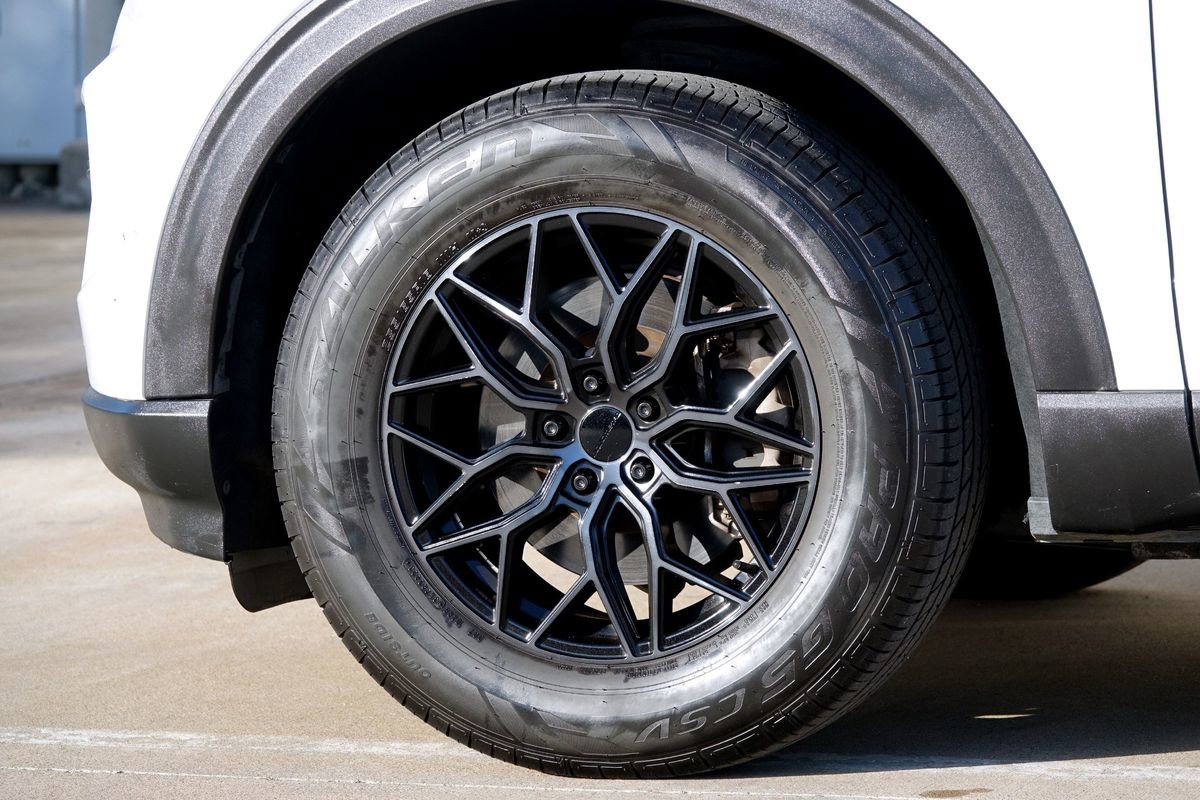 Used 2020 Ford Explorer XLT image 25