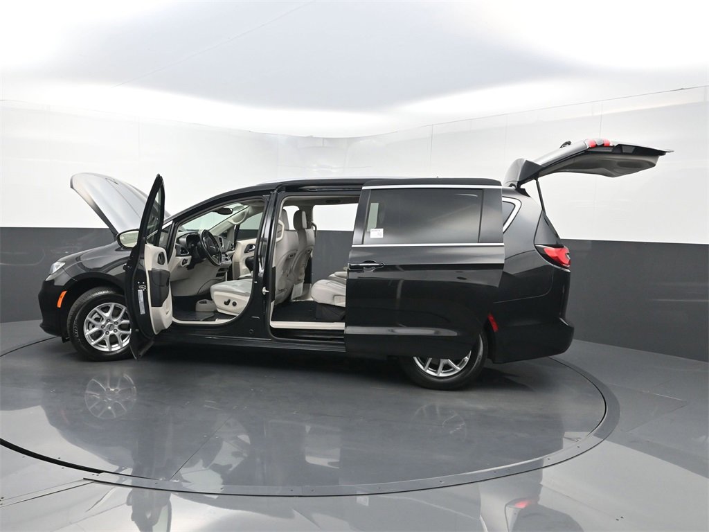 Used 2021 Chrysler Pacifica Touring-L image 39