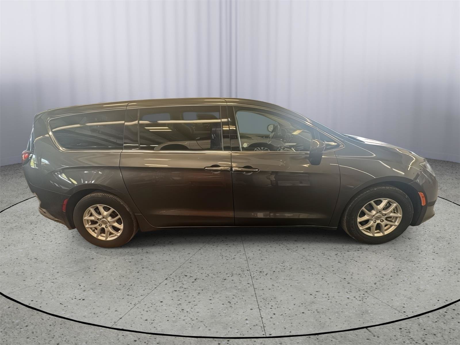Used 2023 Chrysler Voyager LX FWD image 5