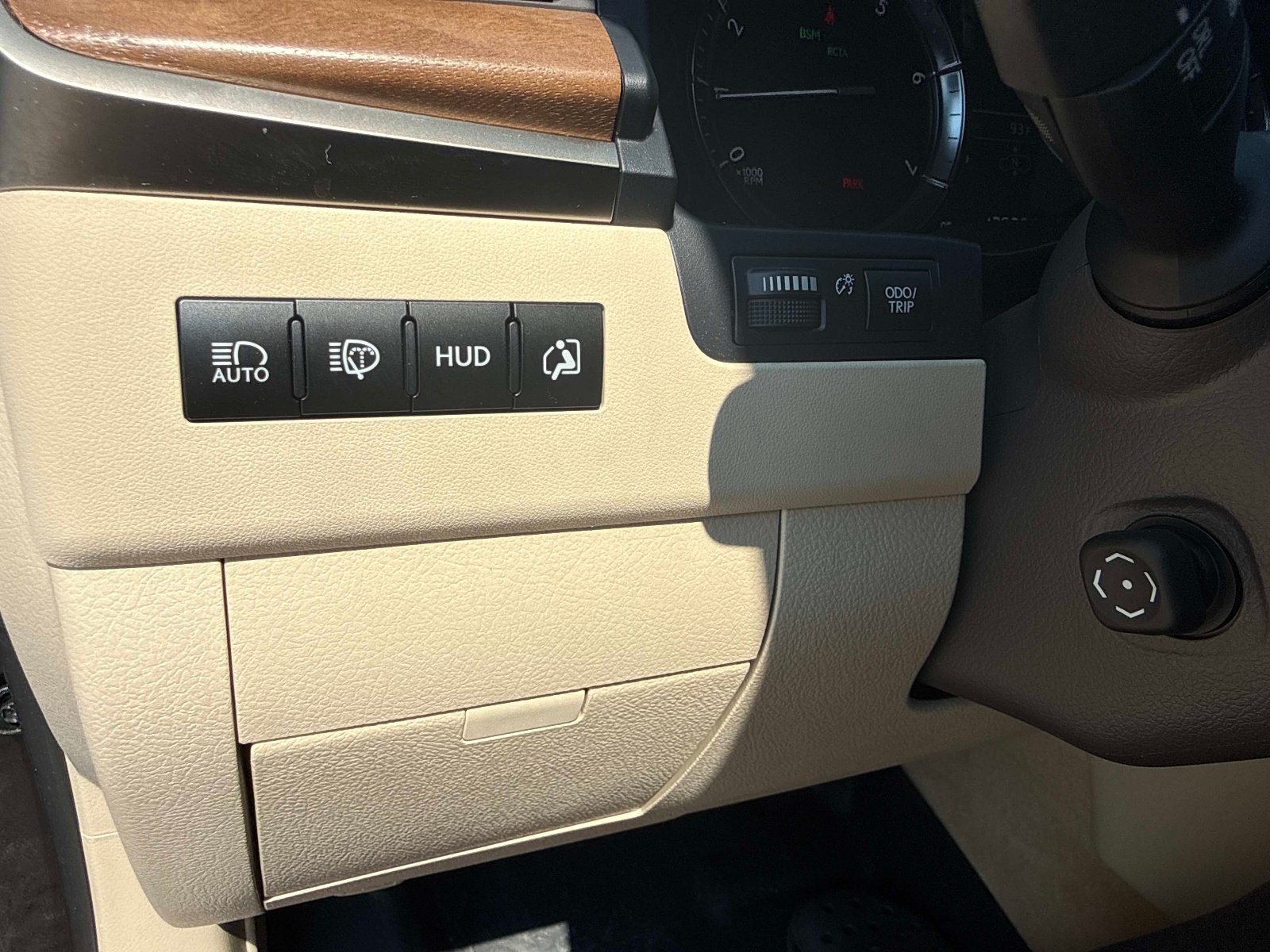 Used 2020 Lexus LX 570 4WD w/ 3rd Row & Luxury Pkg image 28
