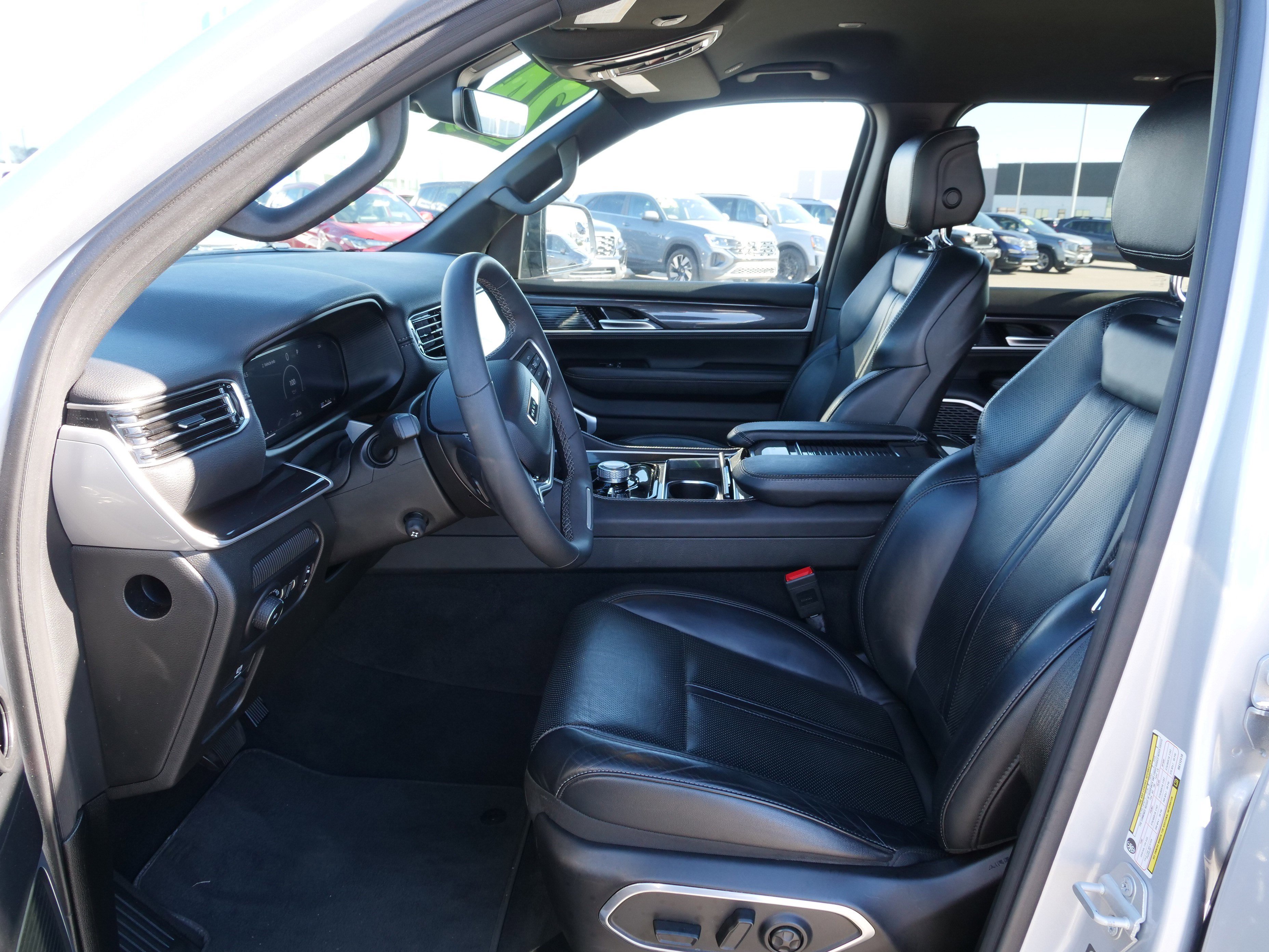 Used 2024 Jeep Wagoneer L Base image 17