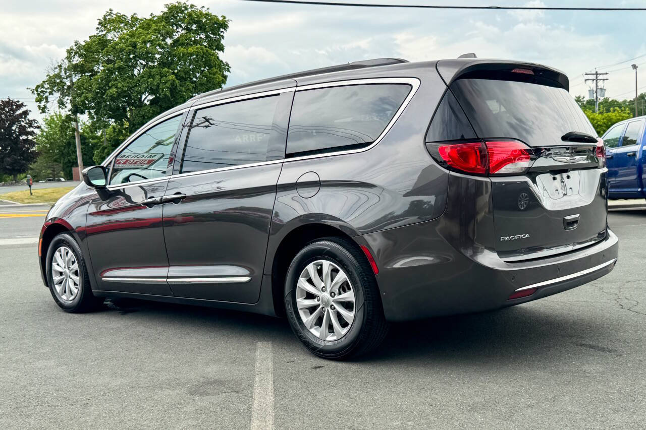 Used 2017 Chrysler Pacifica Touring-L FWD image 5