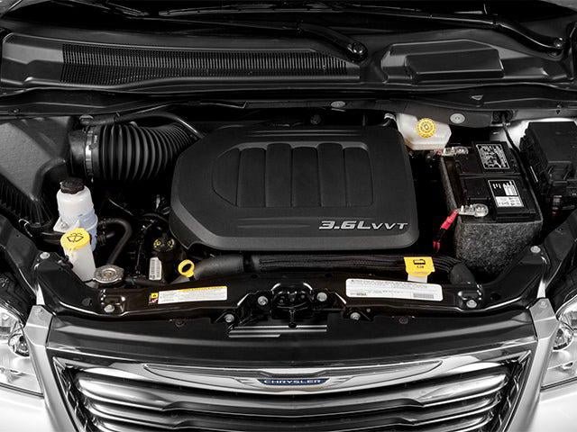 Used 2014 Chrysler Town & Country Touring-L w/ Driver Convenience Group FWD image 12