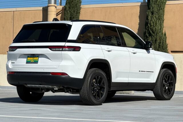 New 2026 Jeep Grand Cherokee Altitude image 4