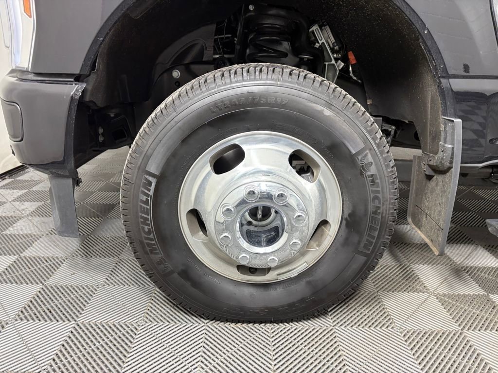 Certified 2025 Ford F350 Platinum image 11