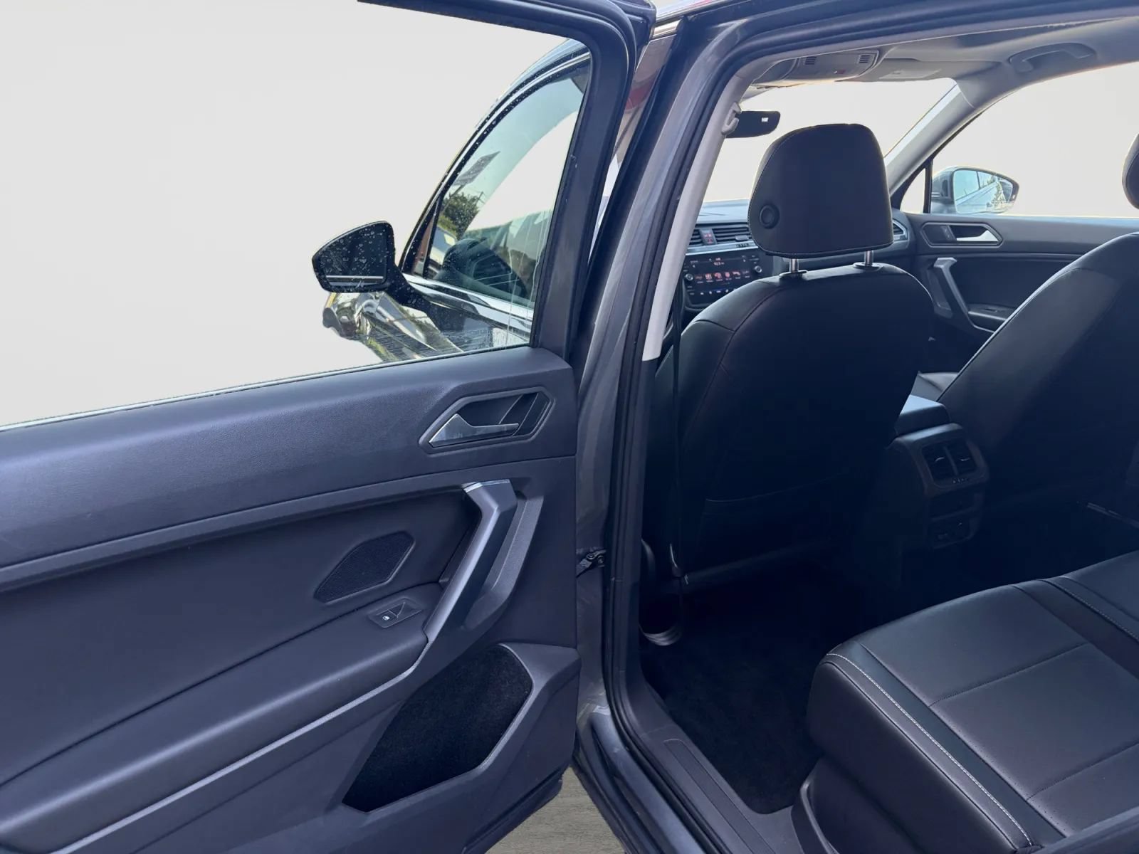Used 2021 Volkswagen Tiguan SEL AWD/4WD image 14
