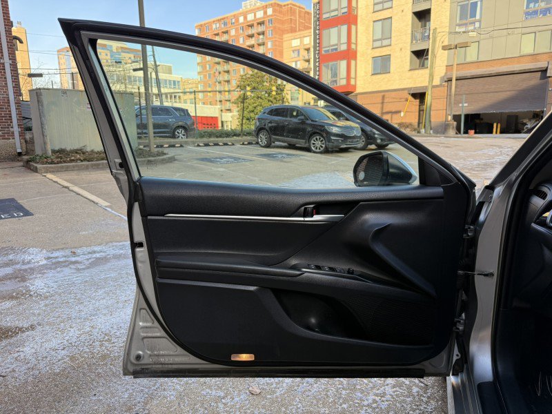 Used 2019 Toyota Camry LE image 10