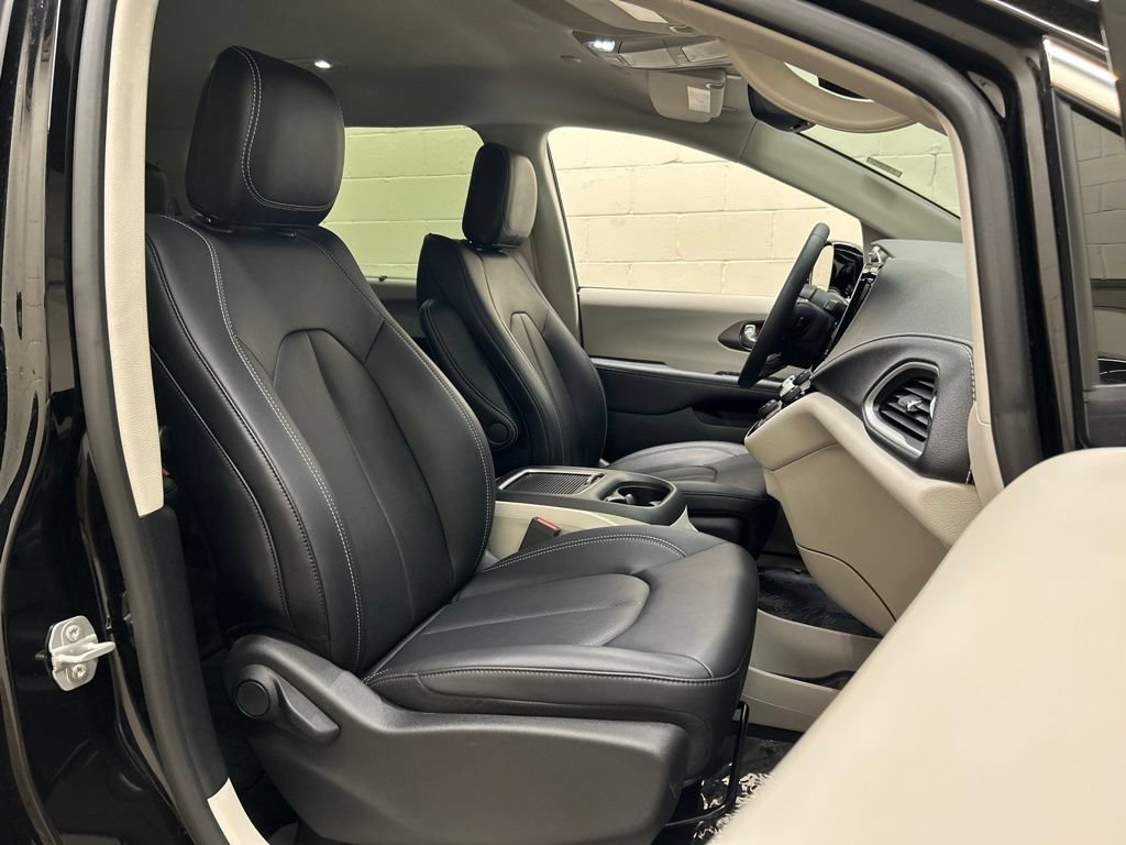 Used 2024 Chrysler Pacifica Touring-L FWD image 12