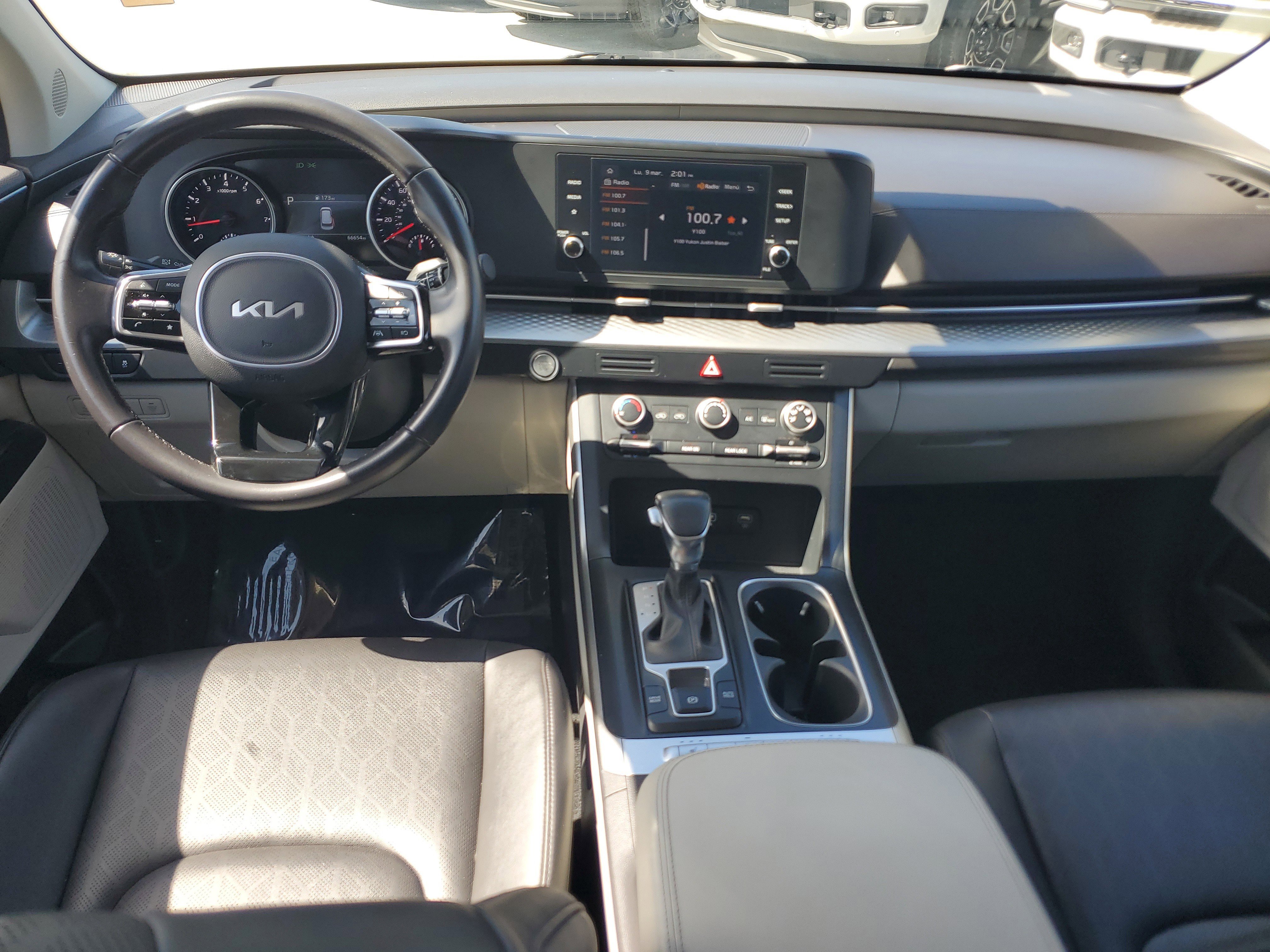 Used 2023 Kia Carnival LX image 17