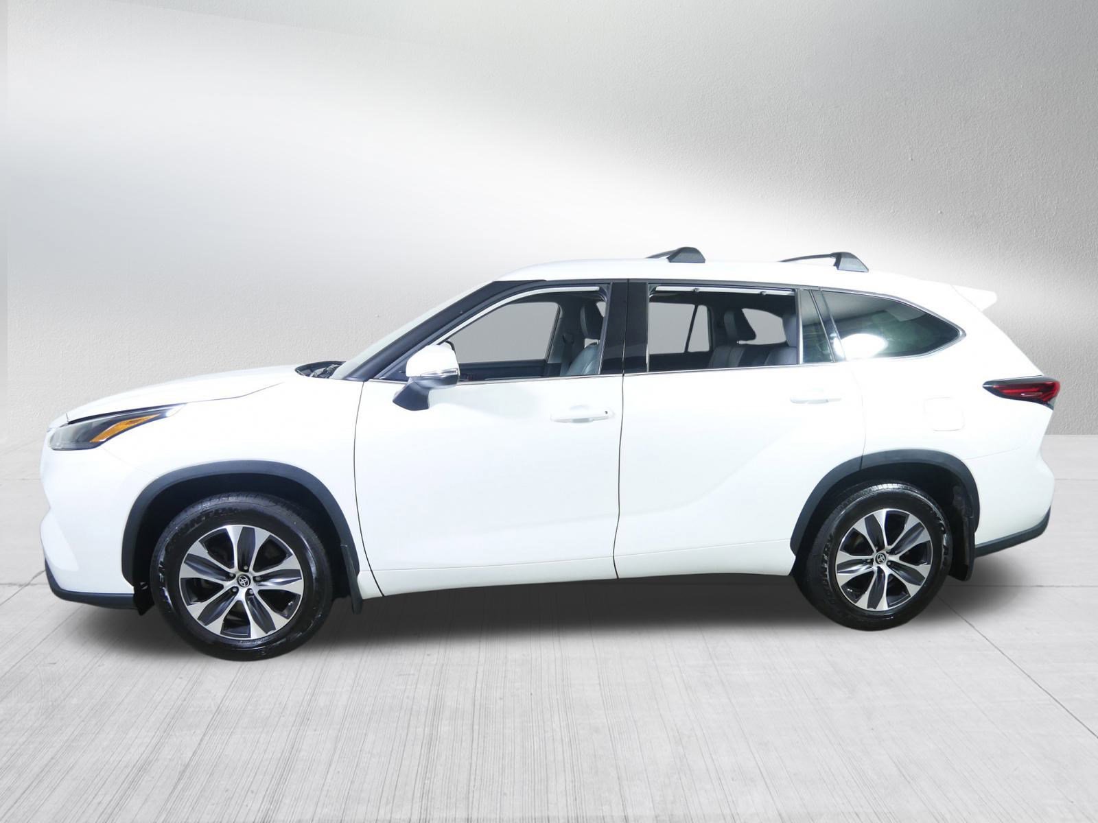 Used 2022 Toyota Highlander XLE image 4