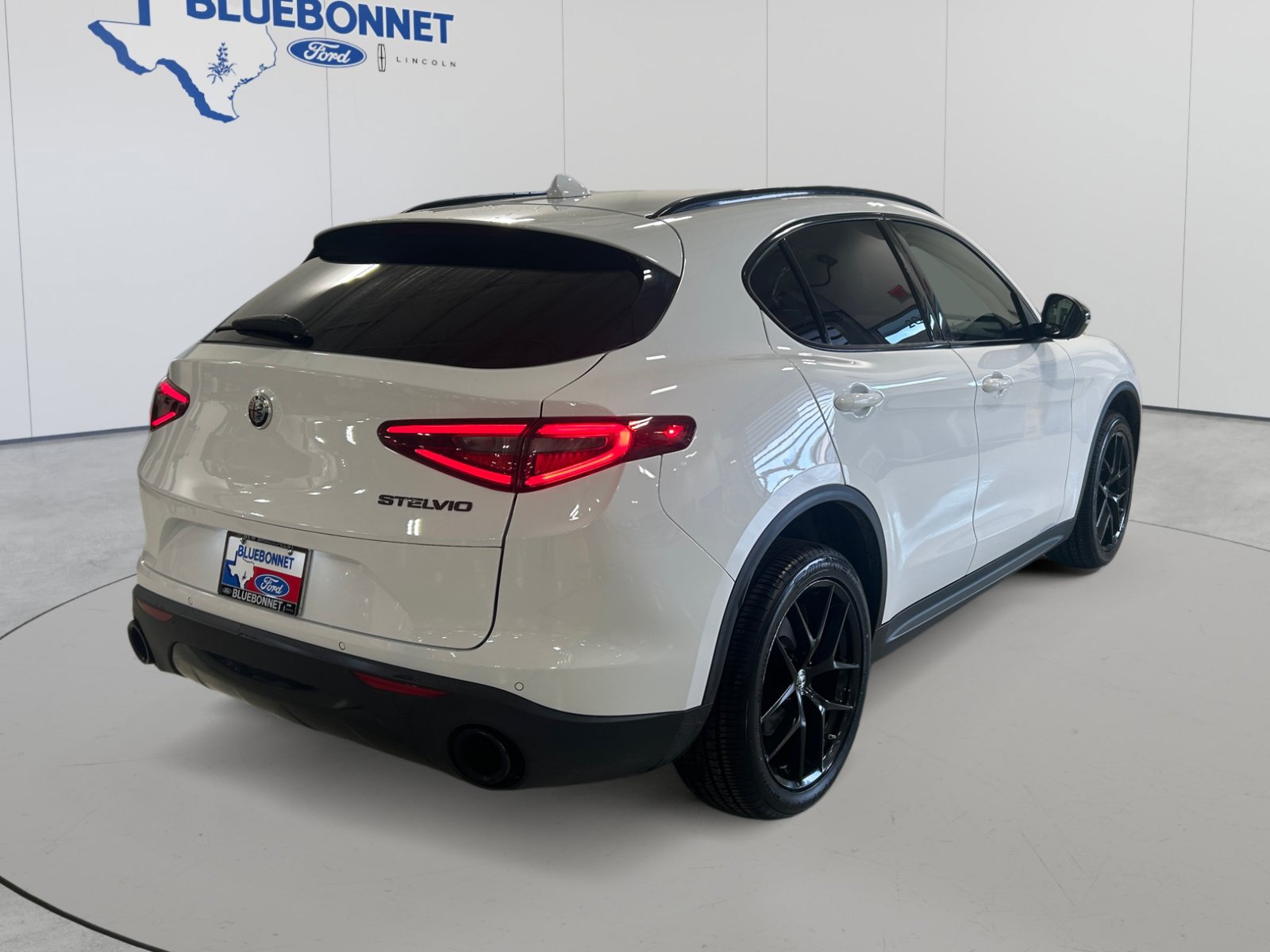 Used 2020 Alfa Romeo Stelvio w/ Nero Edizione RWD image 4