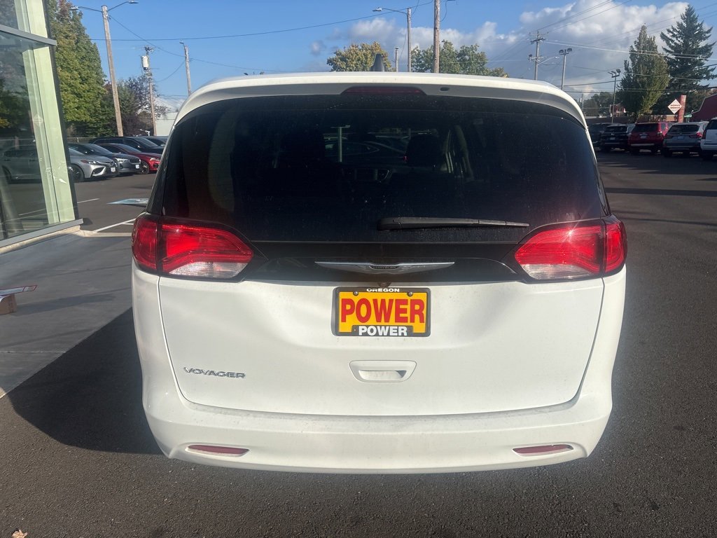 Used 2022 Chrysler Voyager LX image 7