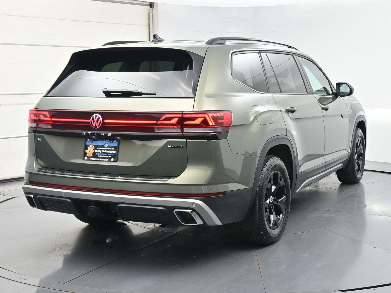 Used 2025 Volkswagen Atlas Peak Edition SE AWD/4WD image 30