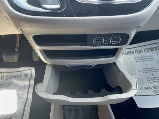 Used 2024 Chrysler Pacifica Touring-L FWD image 27