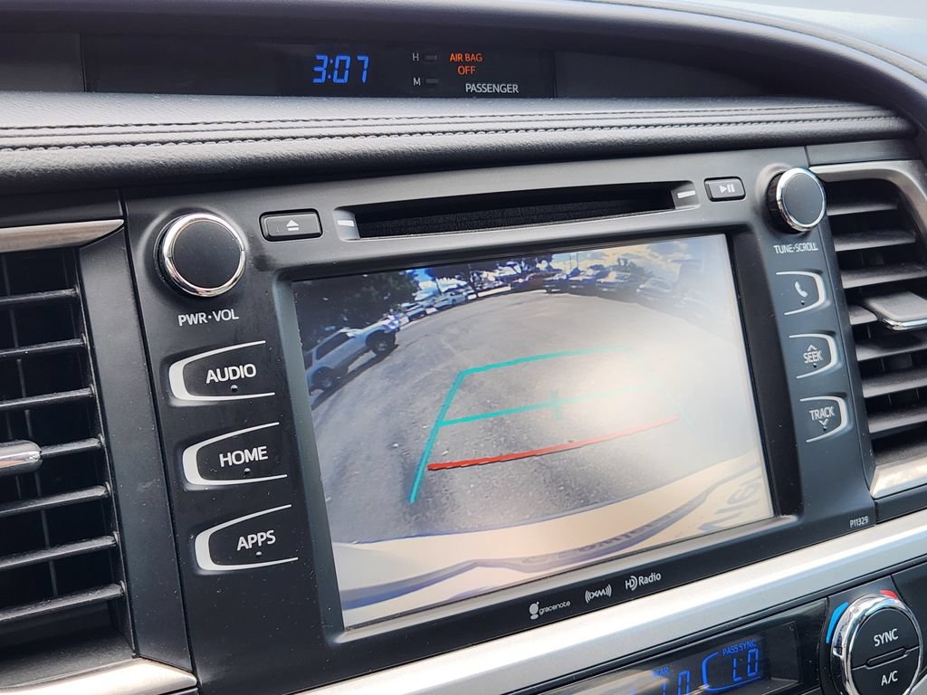 Used 2017 Toyota Highlander Plus FWD image 19