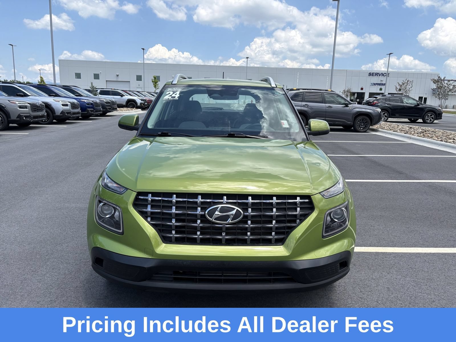Used 2024 Hyundai Venue SEL FWD image 2