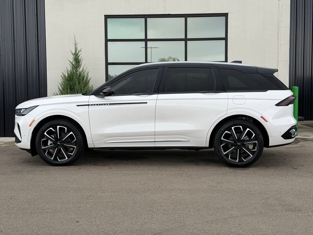 Used 2024 Lincoln Nautilus Reserve AWD/4WD image 2