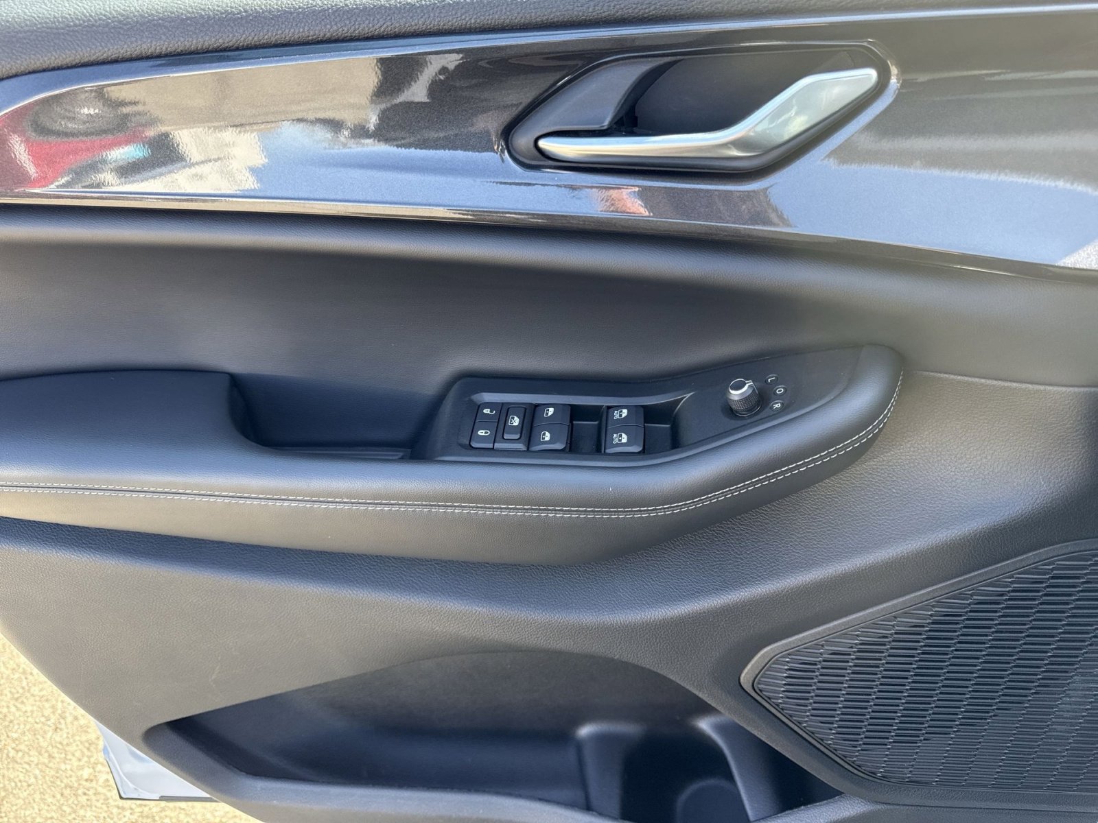 Used 2023 Jeep Grand Cherokee Altitude image 15