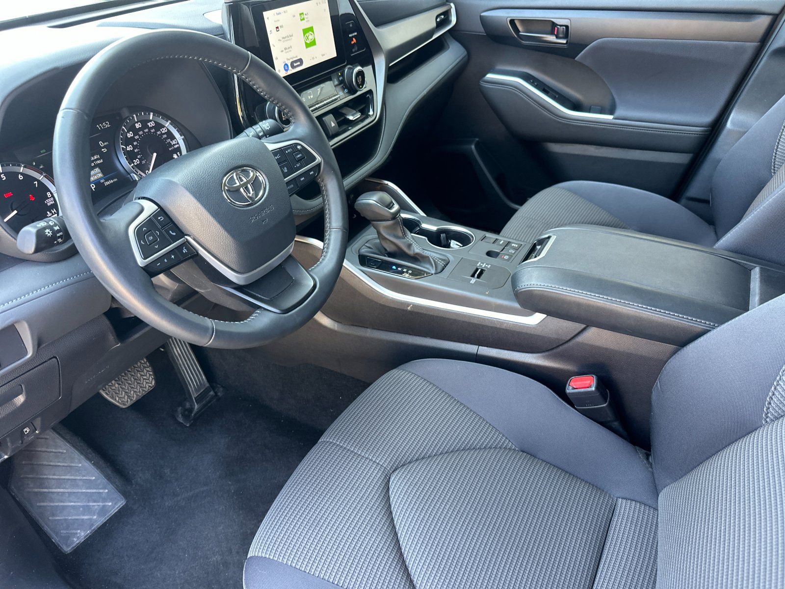Used 2025 Toyota Highlander LE image 9