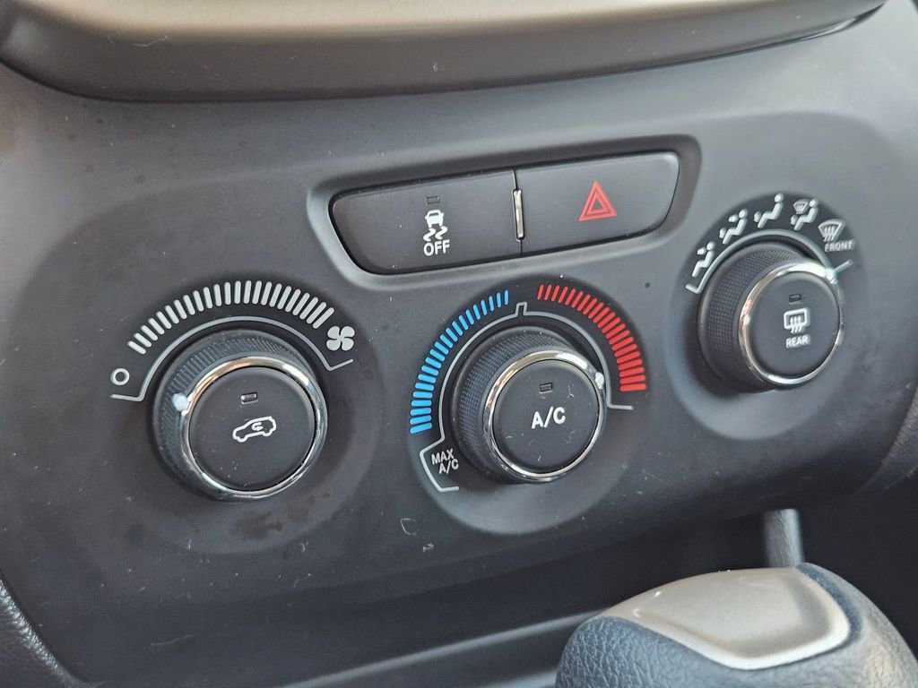 Used 2018 Jeep Cherokee Latitude image 23