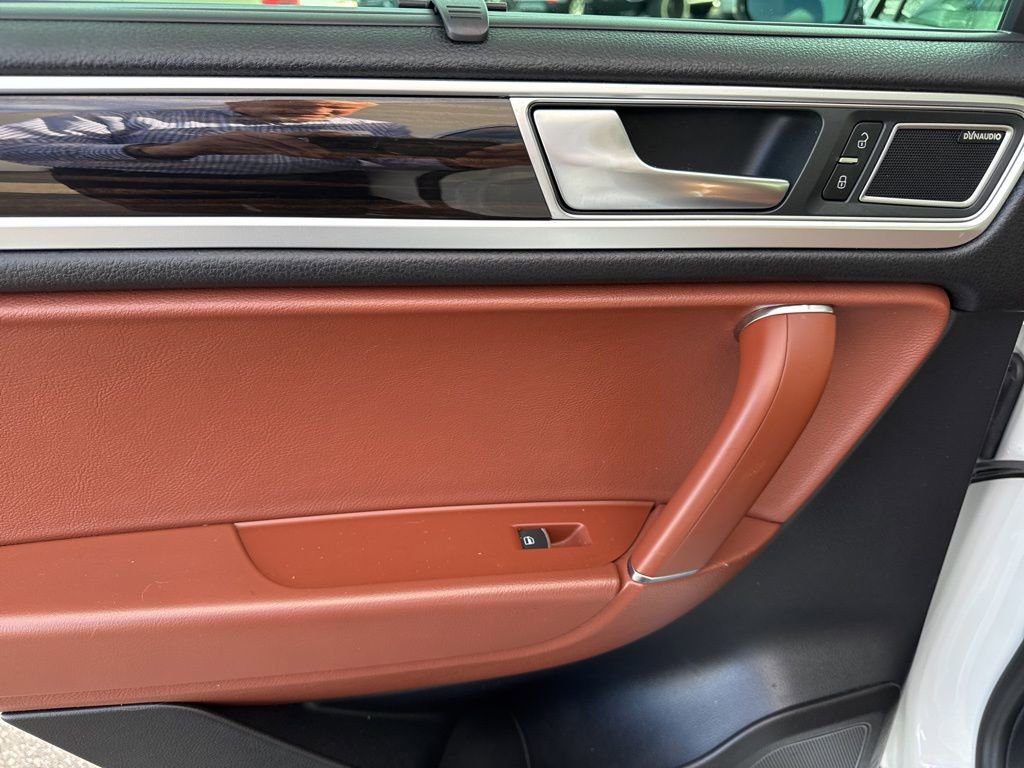 Used 2016 Volkswagen Touareg Executive image 11