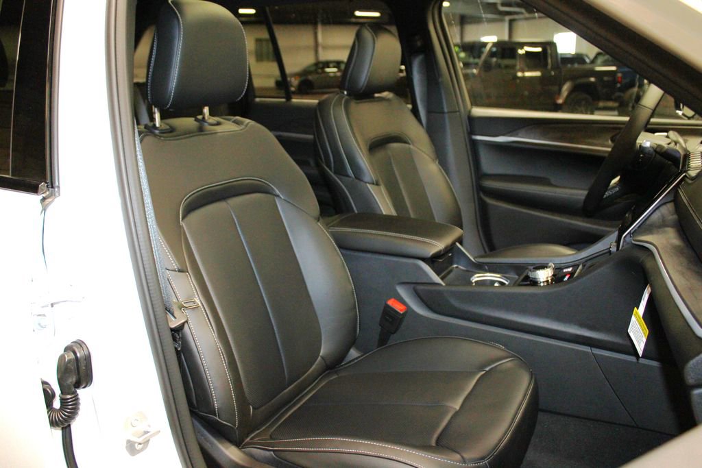 New 2025 Jeep Grand Cherokee Limited w/ Luxury Tech Group II image 29