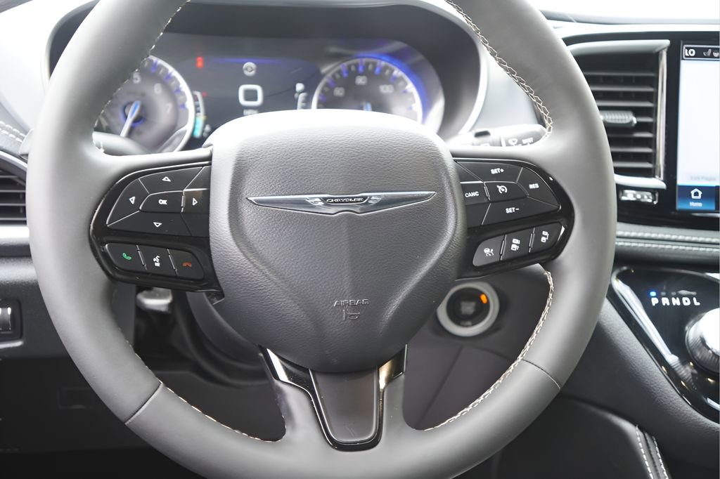 Used 2025 Chrysler Pacifica Limited image 13