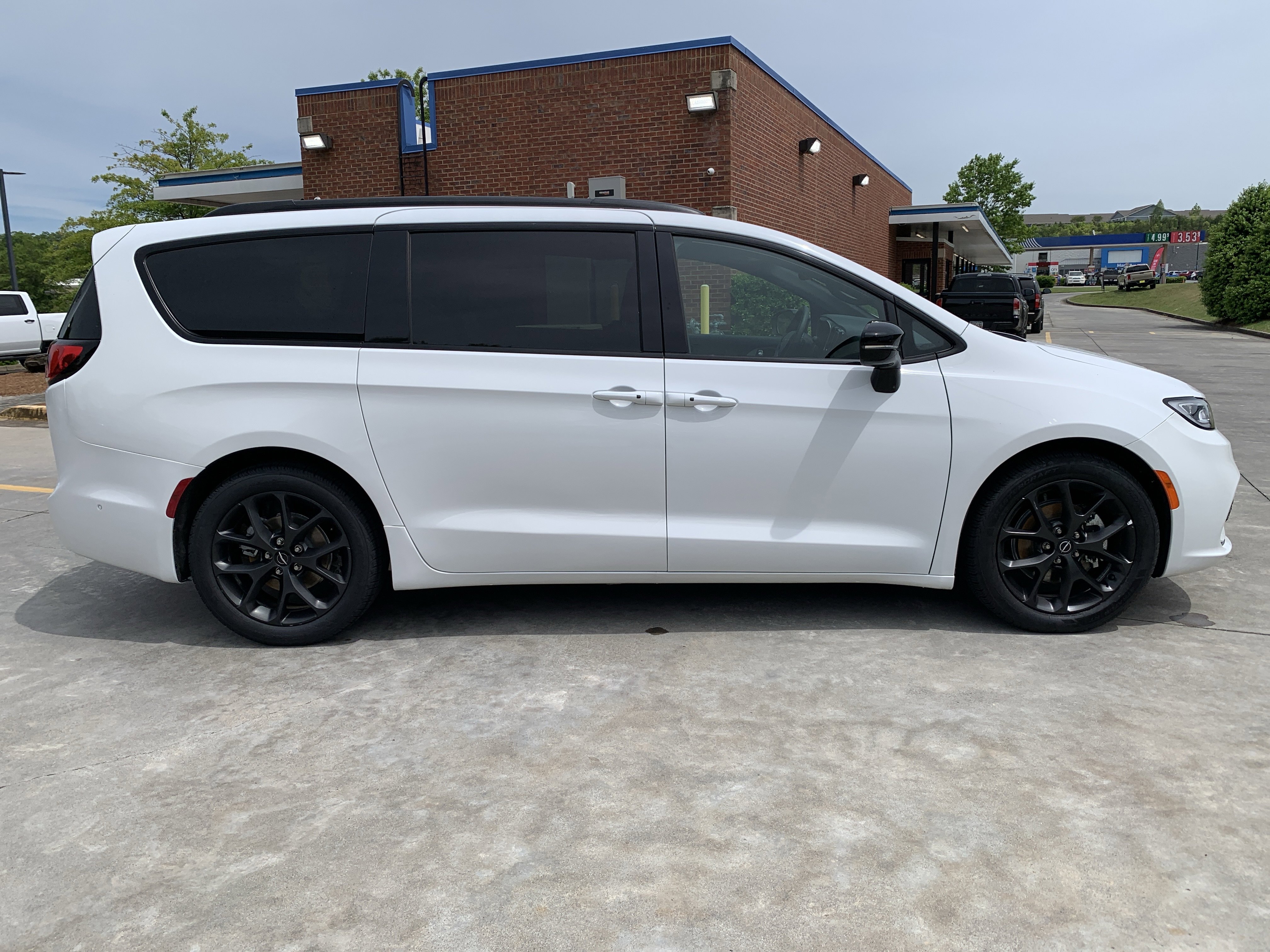 Used 2025 Chrysler Pacifica Limited FWD image 2