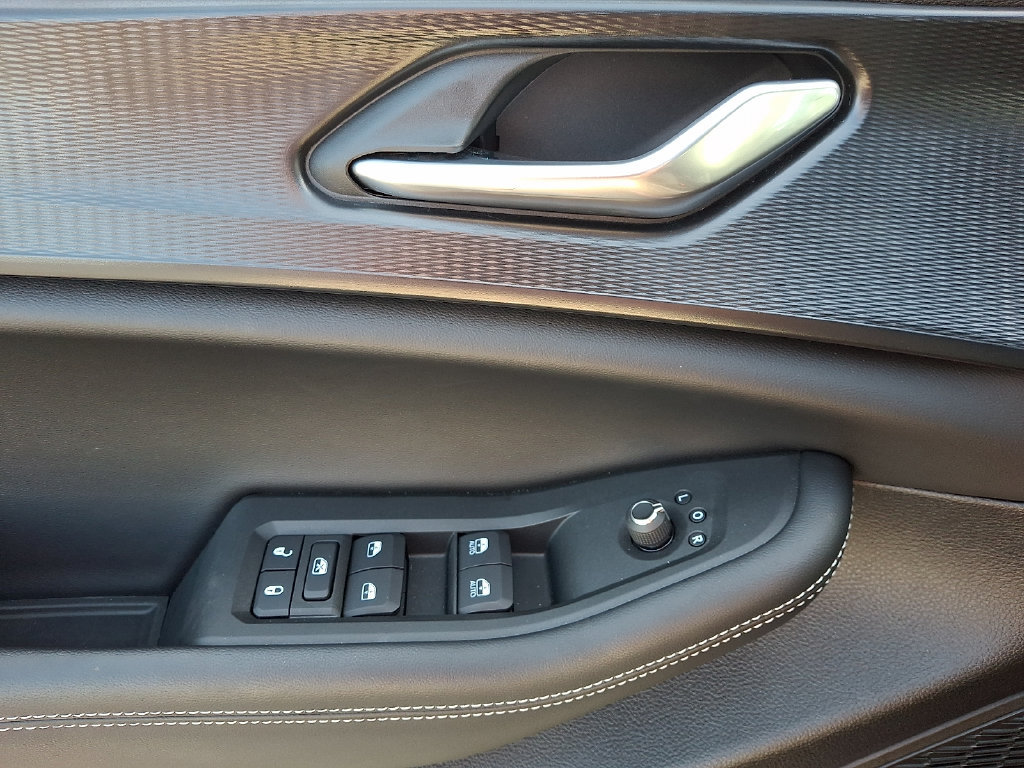 Certified 2025 Jeep Grand Cherokee Laredo w/ Luxury Tech Group I AWD/4WD image 16