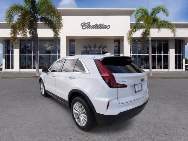 Certified 2024 Cadillac XT4 Luxury w/ Cold Weather Package FWD image 11