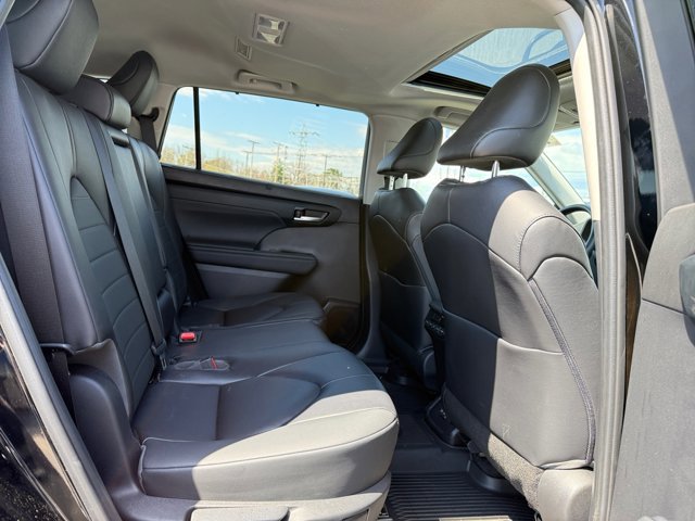 Used 2023 Toyota Highlander XLE AWD/4WD image 19