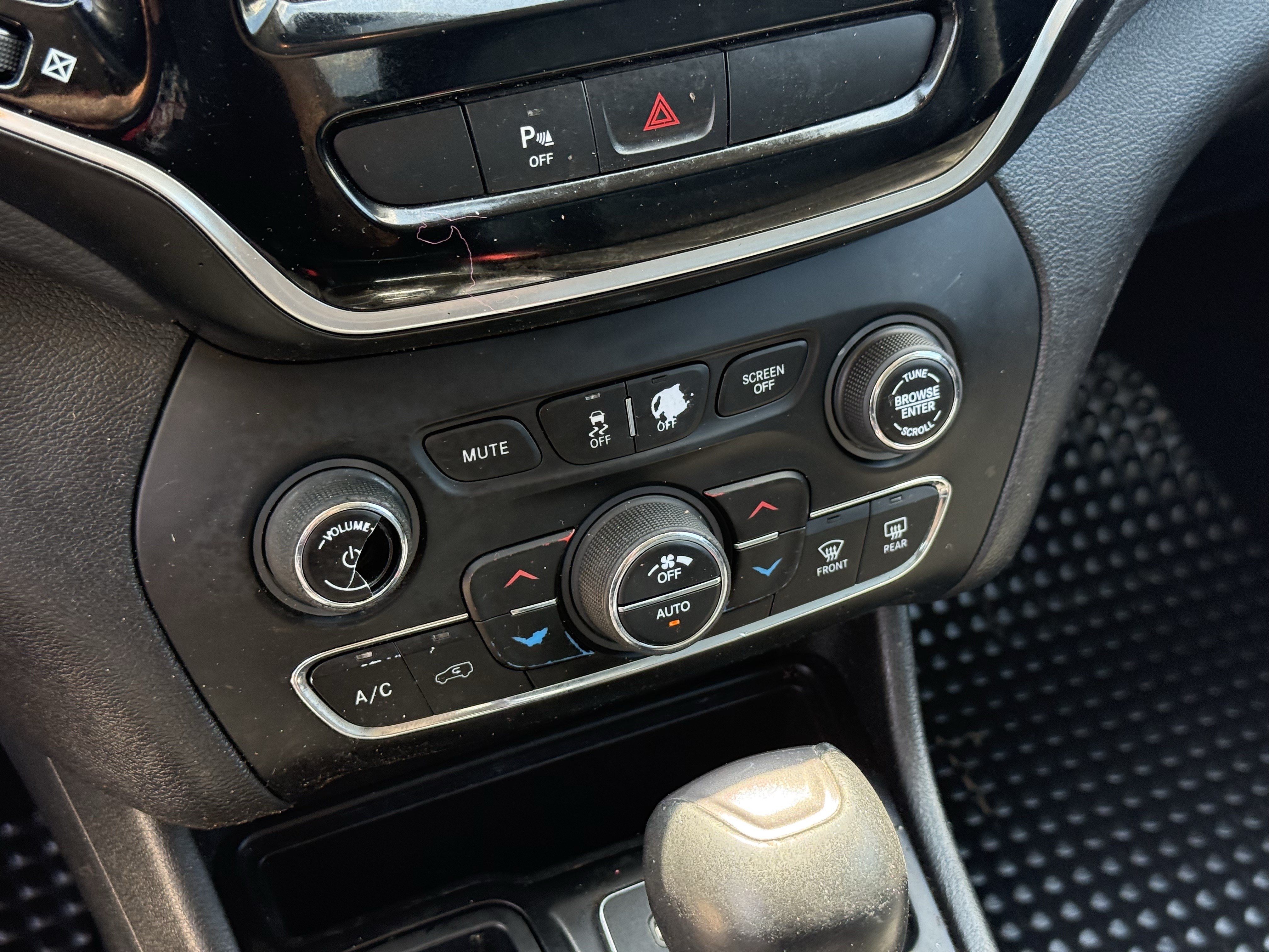 Used 2020 Jeep Cherokee Limited FWD image 22