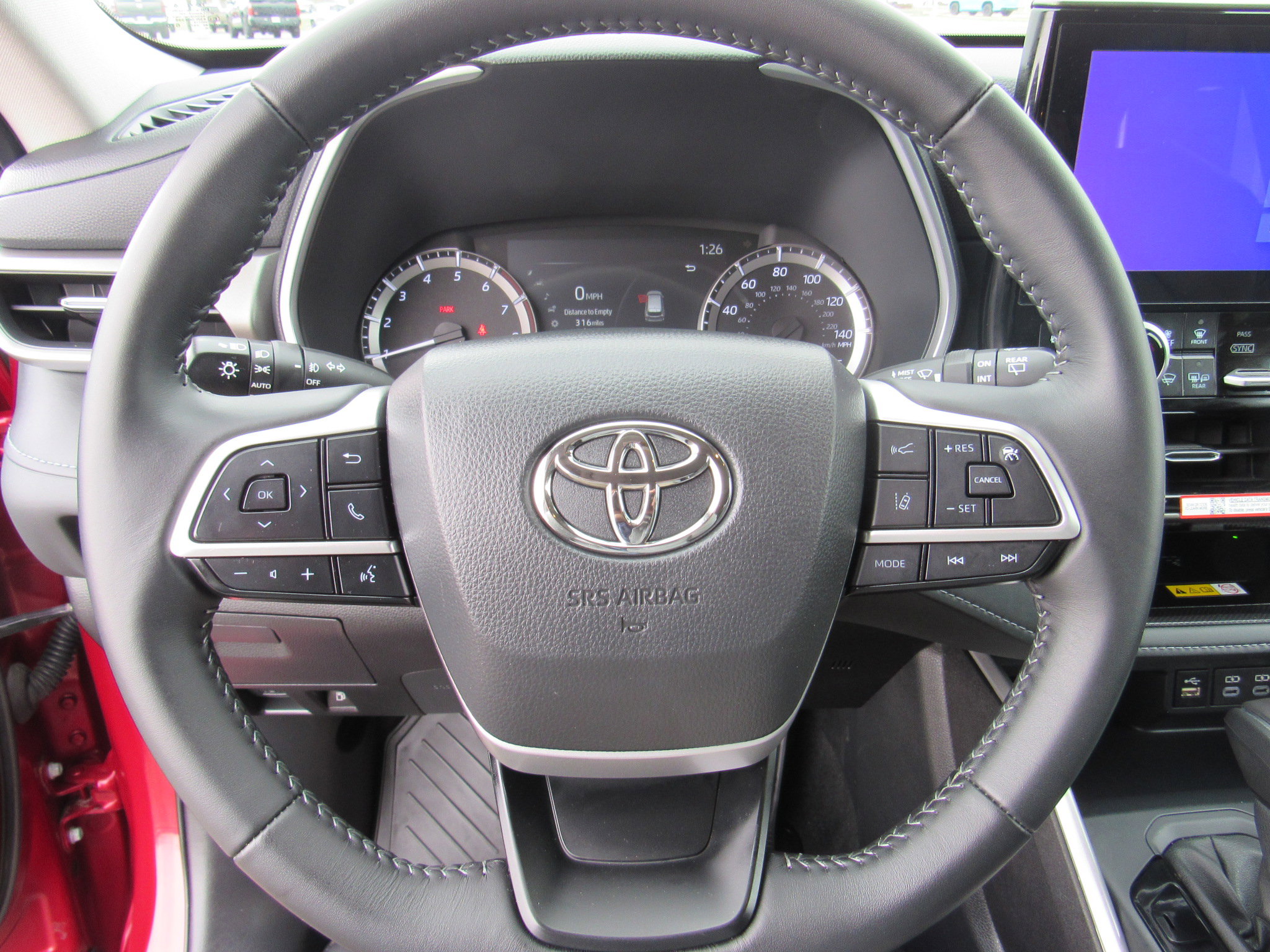 Used 2025 Toyota Highlander XLE image 12