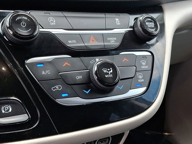 Used 2023 Chrysler Voyager LX image 17