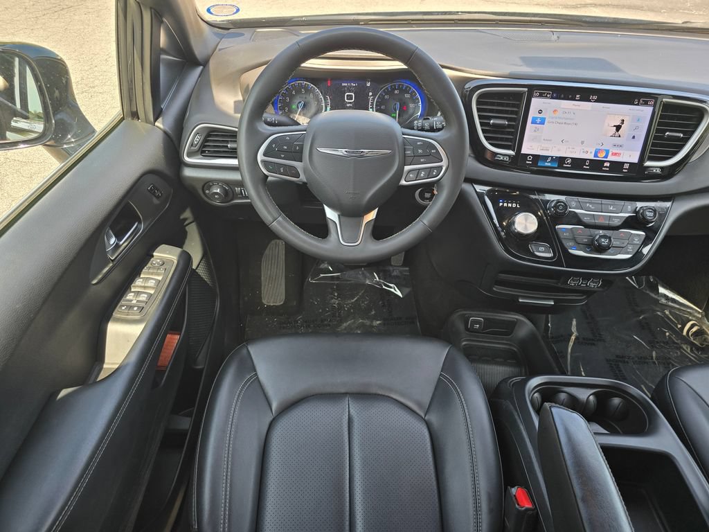 Used 2025 Chrysler Pacifica Select FWD image 30
