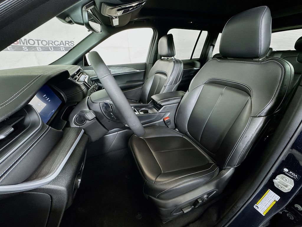 Used 2024 Jeep Grand Cherokee Limited w/ Black Appearance Package image 21