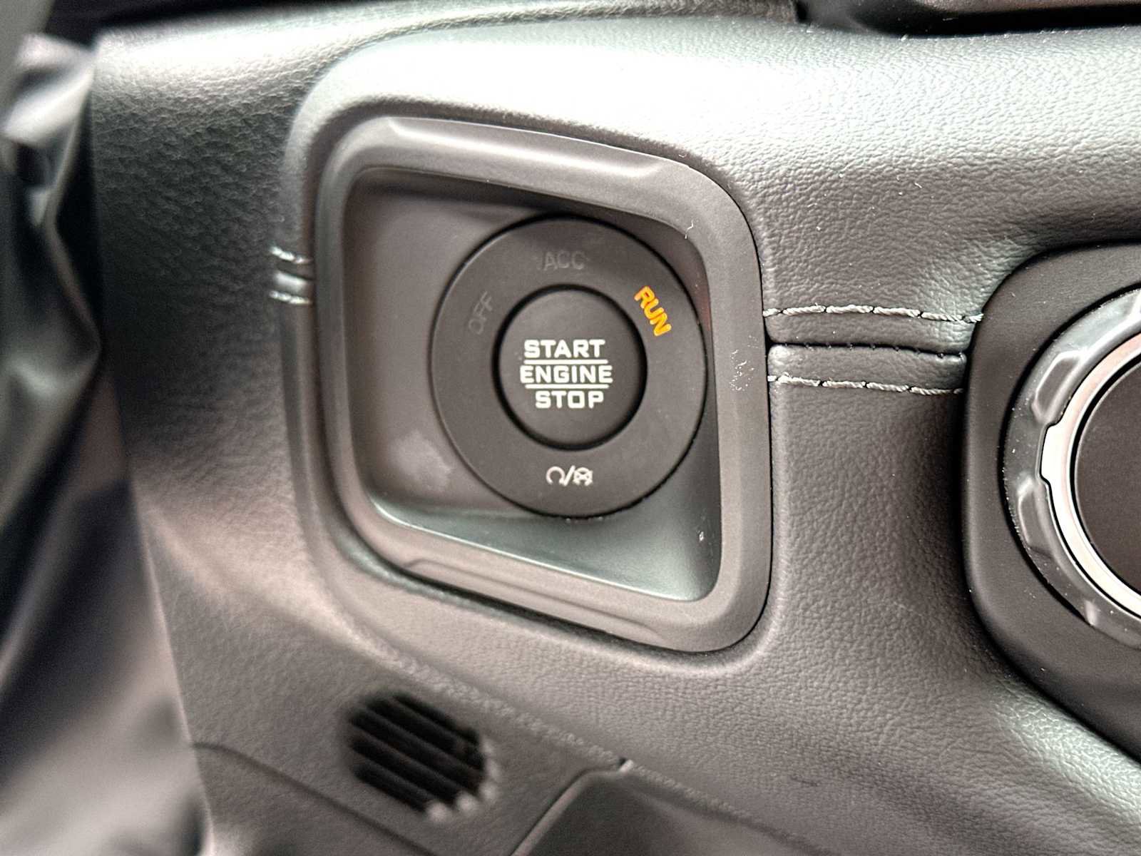 Used 2024 Jeep Gladiator Rubicon AWD/4WD image 28