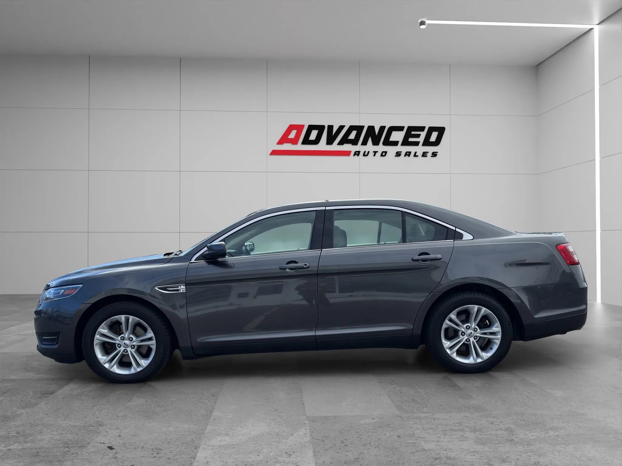 Used 2018 Ford Taurus SEL image 7